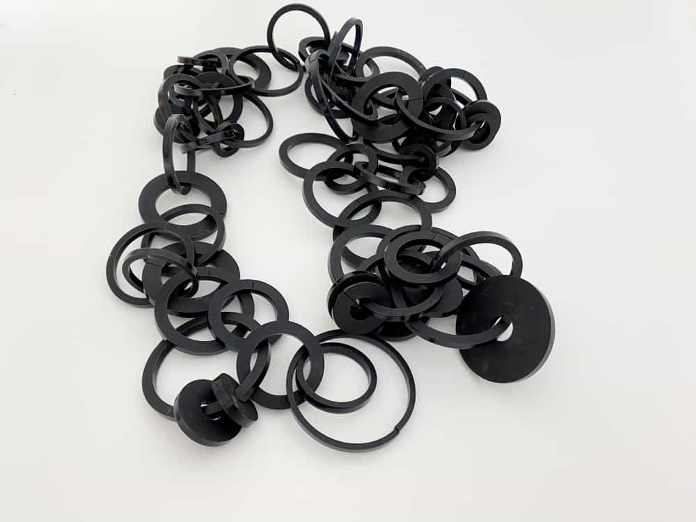 extreme tridimensional plastic chain necklace
