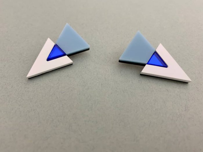 orecchini triangolari bianchi blu